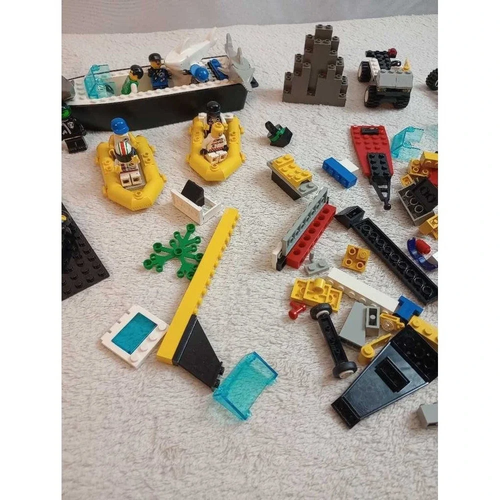 LEGO City Police Boat Shark Rescue Minifigure Vehicles Set